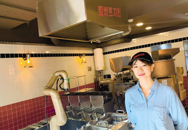 서울 강남구에 위치한 ‘롸버트치킨 1호기’에서 만난 강지영 로보아르테 대표. 김빛나 기자