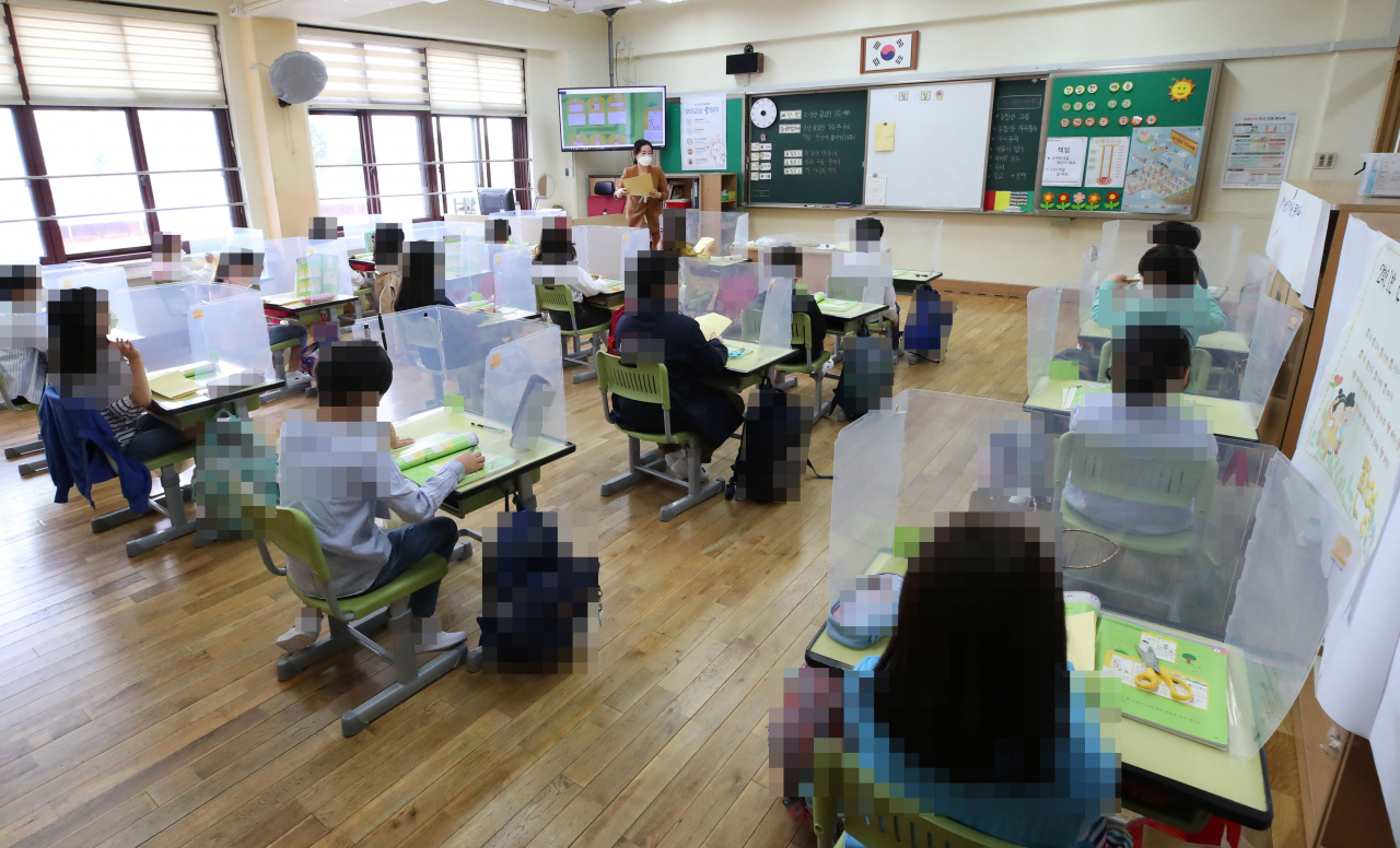 수도권 지역 유치원과 초·중·고교의 등교수업이 재개된 지난 달 21일 서울 강동구 한산초등학교 학생들이 1교시 수업을 하고 있는 모습. [연합]