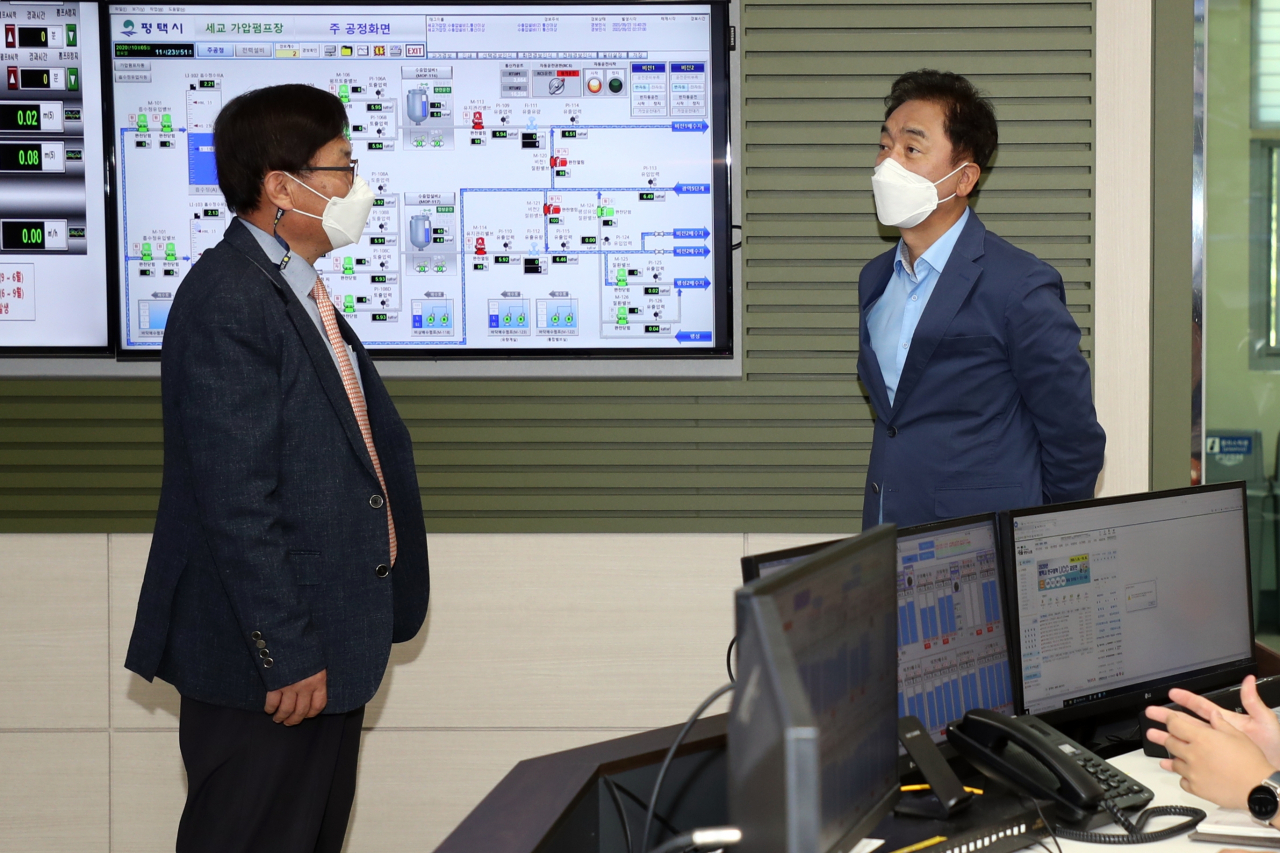 정장선 평택시장은 상수도 종합관제센터를 방문해 상수도 시설 점검 및 관리 실태 등 운영현황을 점검했다. [평택시 제공]