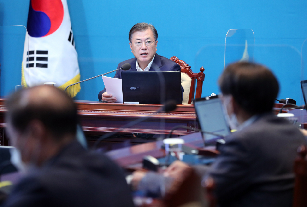 문재인 대통령이 5일 청와대에서 수석·보좌관 회의를 주재하고 있다. [연합]