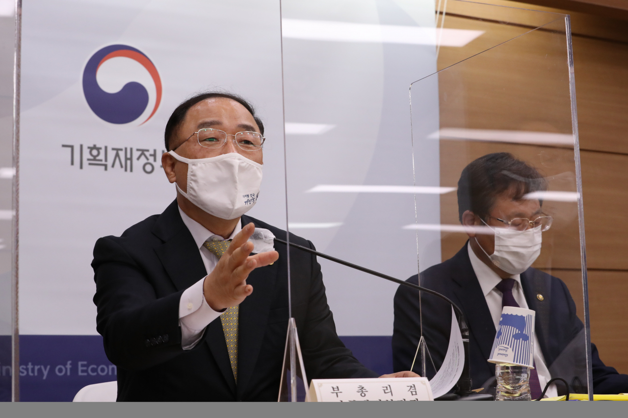 홍남기 부총리 겸 기획재정부 장관이 5일 오후 정부세종청사에서 재정의 지속가능성 유지를 위한 한국형 재정준칙 도입 추진 방안과 관련해 브리핑하고 있다. ［연합］