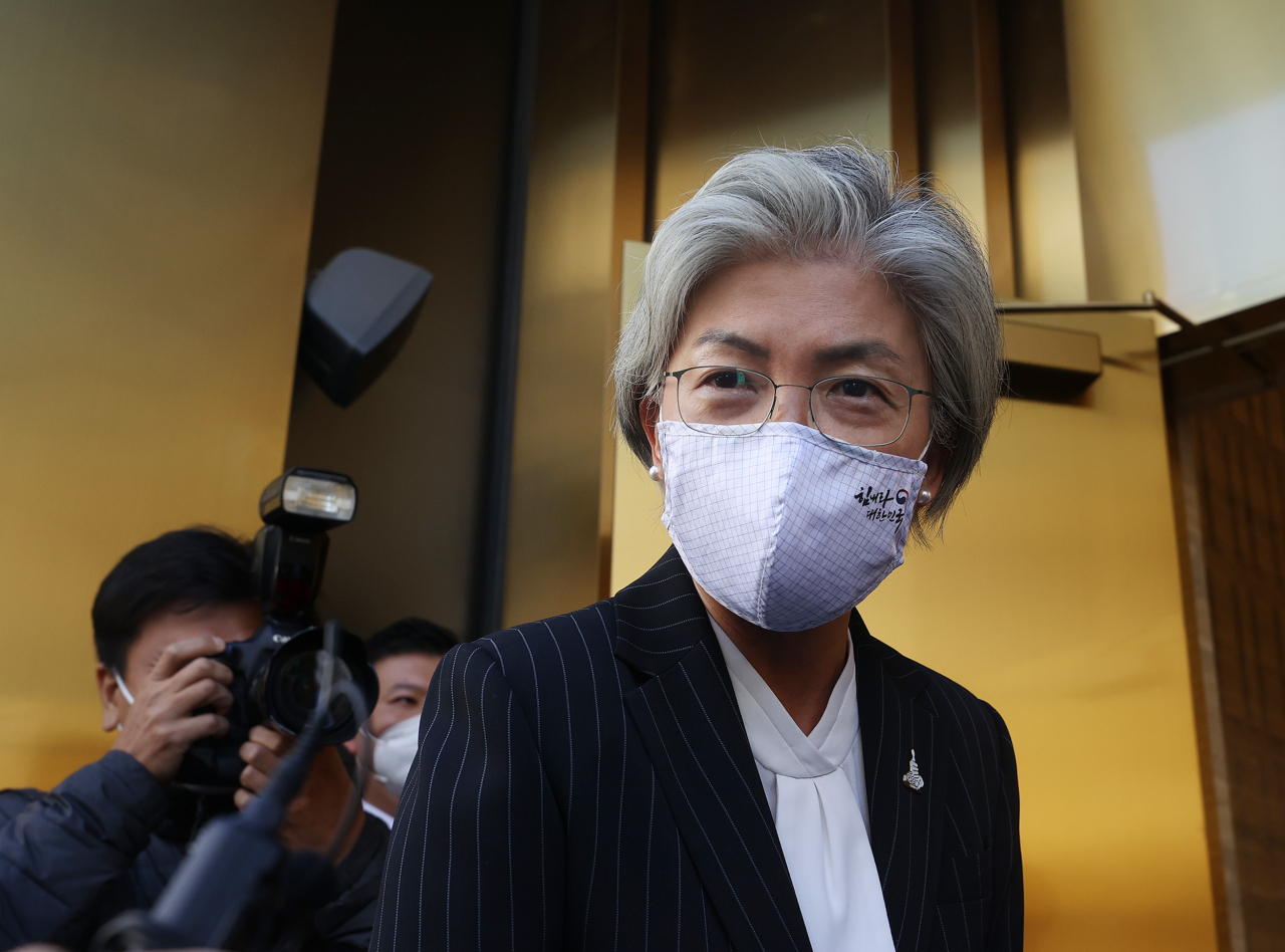 강경화 외교부 장관이 최근 서거한 쿠웨이트 국왕에 대한 조문을 하기 위해 5일 오후 서울 용산구 주한쿠웨이트 대사관에 들어서고 있다. [연합]
