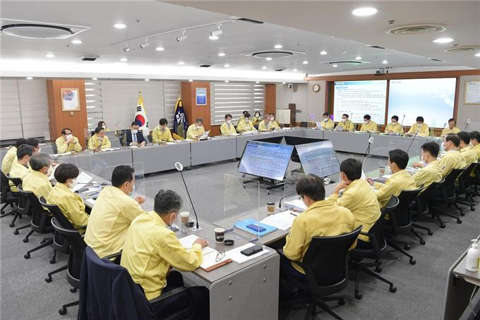 5일 오전 9시 부산시청 영상회의실에서는 변성완 부산시장 권한대행 주재 주간정책회의가 열었다.