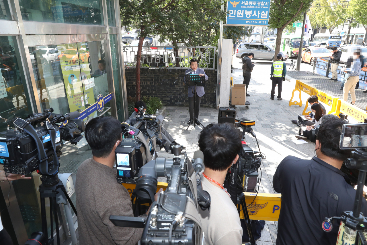 5일 오전 서울 종로경찰서 앞에서 815 시민비대위 최인식 대표가 한글날 국민대회 집회신고에 앞서 기자회견을 하고 있다.[연합]