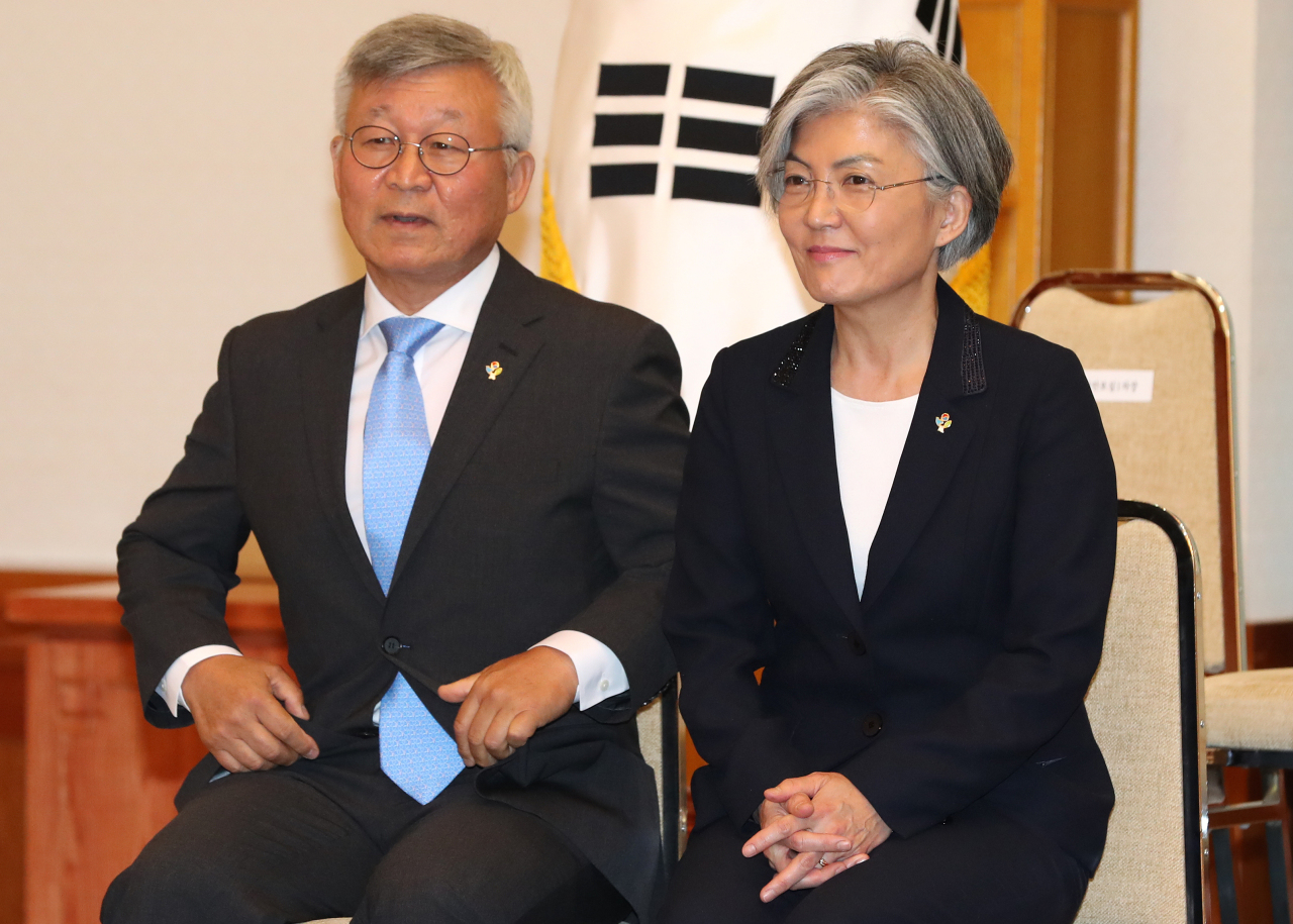 Foreign Minister Kang Kyung-wha (right) and her husband Lee Yill-byung, a professor emeritus of computer science at Yonsei University (Yonhap)