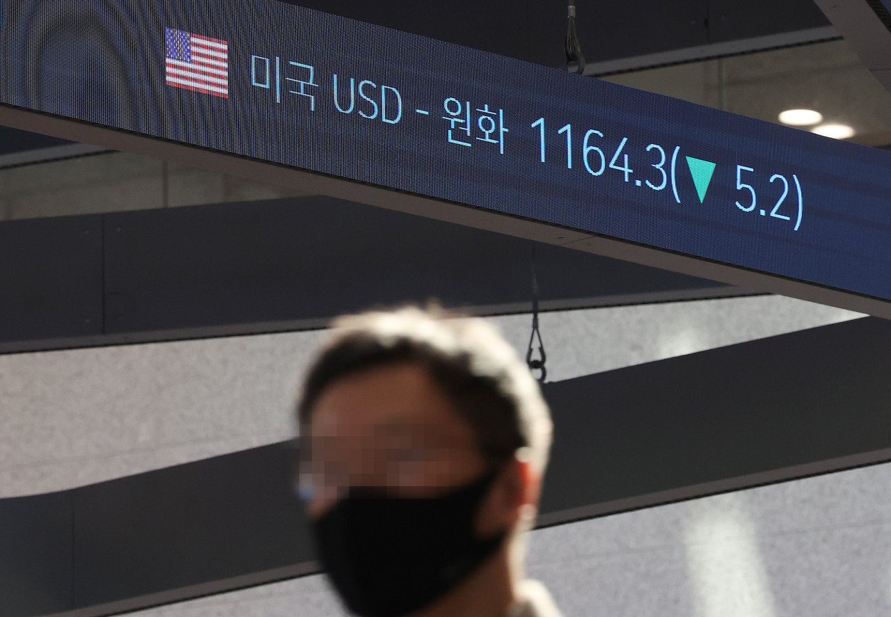 서울 한국거래소 현황판에 환율이 표시돼 있다. 연합뉴스
