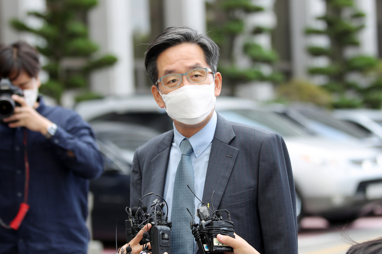 전두환 전 대통령의 사자 명예훼손 결심 공판이 열린 5일 광주 동구 광주지법 앞에서 전씨 측 변호인인 정주교 변호사가 재판을 앞두고 취재진의 질문에 답하고 있다. [연합]