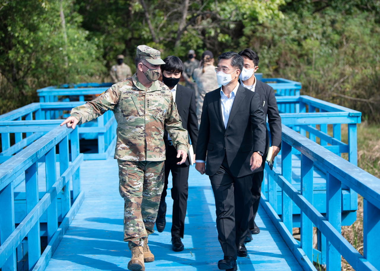 서욱 국방부 장관이 3일 오전 유엔군사령관을 겸하고 있는 로버트 에이브럼스 주한미군사령관 겸 한미연합사령관과 함께 판문점 공동경비구역(JSA)을 방문해 둘러보고 있다.[사진=국방부]