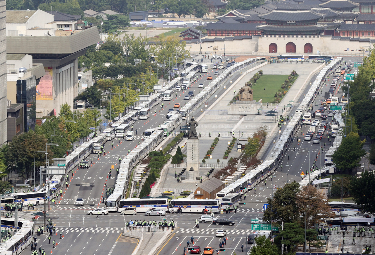 Police barricades stop drivers, citizens from passing through the Gwanghwamun boulevard in central Seoul on Saturday. (Yonhap)