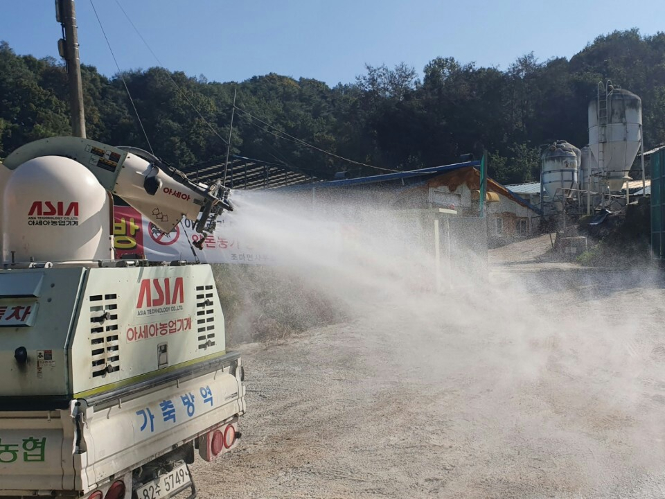 농협 공동방제단 차량이 축사주변을 소독하고 있다. [농협 제공]