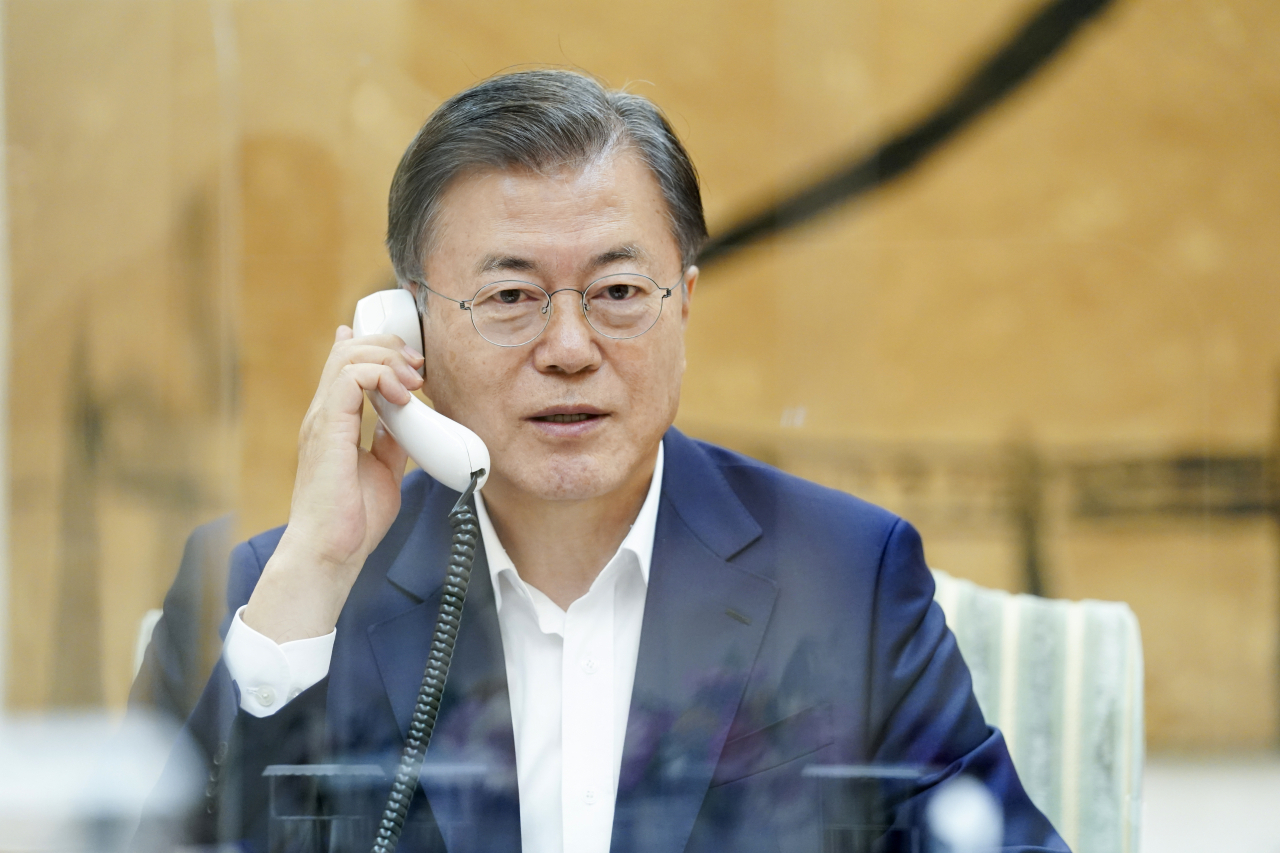 문재인 대통령이 지난 5일 청와대 관저 소회의실에서 자이르 보우소나루 브라질 대통령과 전화 통화하고 있다. [연합]
