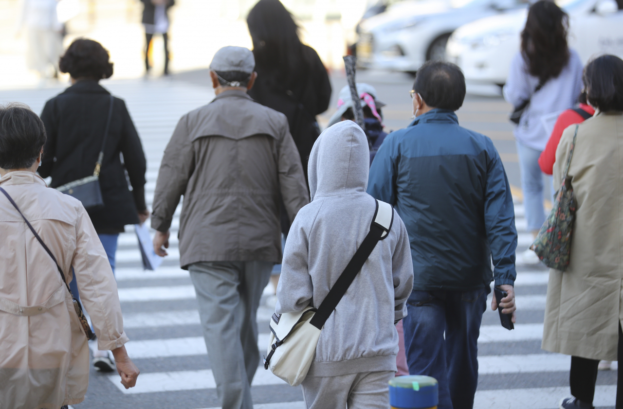 추석 연휴가 끝나고 기온이 떨어져 쌀쌀한 날씨를 보인 지난 5일 오전 부산 도시철도 동래역 인근에서 시민들이 출근길 발걸음을 재촉하고 있다. [연합]