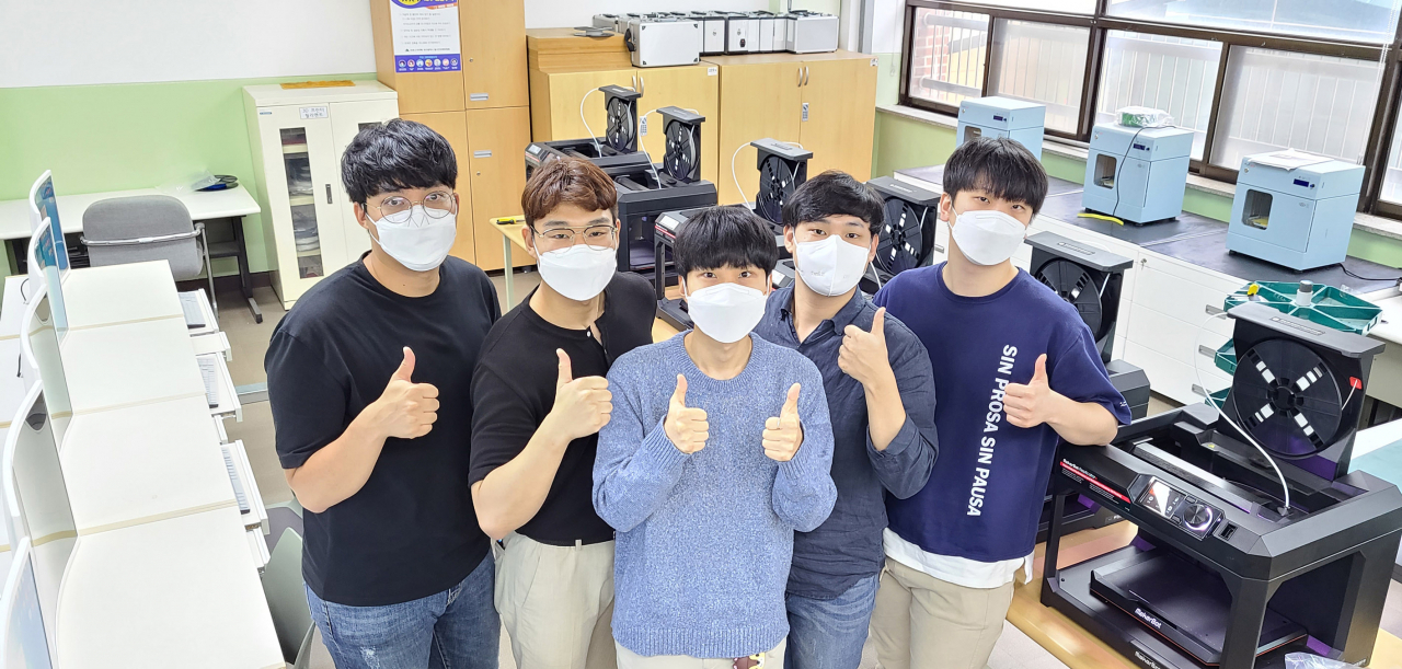사회적U턴으로 영진전문대 컴퓨터응용기계계열에 재학 중인 김동규(왼쪽부터), 박관정, 김지우, 오기택, 공창열 학생.[영진전문대 제공]
