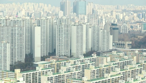 국토교통위원회 소속 더불어민주당 소병훈 의원은 2018년 1월부터 2020년 8월까지 서울시에서 제출된 주택 자금조달계획서 세부내역을 분석한 결과, 40% 넘는 구매자들이 실거주 용도가 아닌 임대사업 목적으로 샀다고 응답했다. 사진은 서울의 한 아파트 단지 전경[연합]