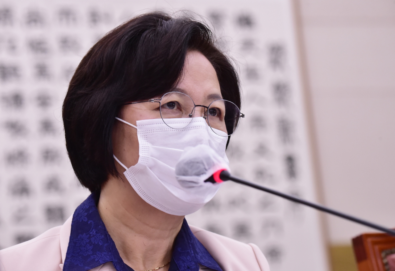 추미애 법무부 장관이 23일 서울 여의도 국회에서 열린 국회 법제사법위원회 전체회의에서 질의에 답변하고 있다. [연합]