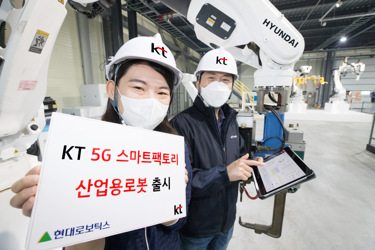 KT 관계자들이 '5세대(5G) 스마트팩토리 산업용 로봇'을 소개하고 있다. [KT 제공]