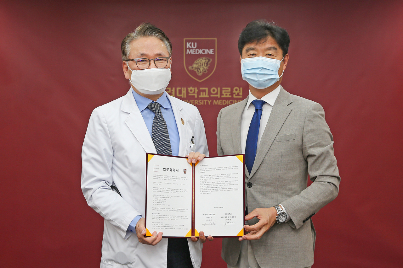 김영훈 고려대 의무부총장(좌측)과 이성환 세마스포츠마케팅 대표(우측)