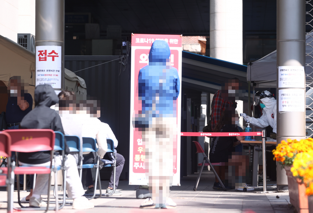 5일 서울 용산구 보건소 코로나19 선별진료소를 찾은 시민들이 검사를 기다리고 있다. [연합]