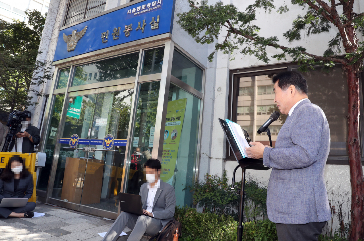 지난 5일 오후 서울 종로경찰서 앞에서 8·15집회참가자국민비상대책위원회의 최인식 사무총장가 ‘한글날 국민대회’ 집회 신고에 앞서 기자회견을 하고 있다. [연합]