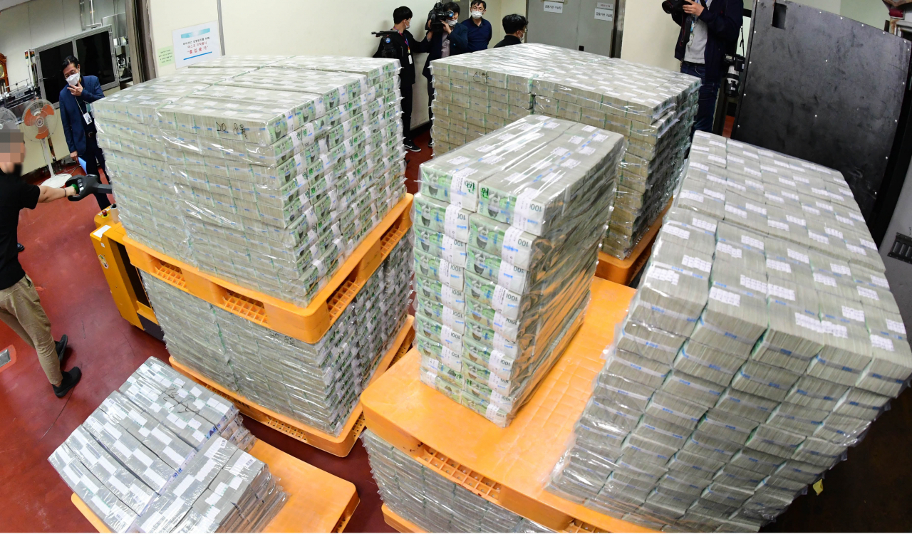추석 연휴를 앞둔 지난달 24일 서울 강남구 한국은행 발권국에서 현금 운송 관계자들이 추석 자금 방출작업을 하고 있다. 사진은 기사와 관련 없음. [연합]