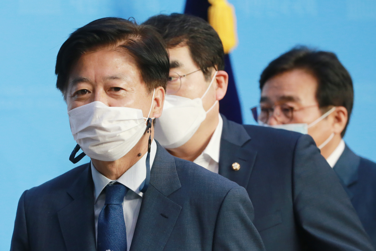 노웅래 단장과 위원들이 5일 오후 더불어민주당 미디어·언론상생TF 발족 기자회견을 마치고 서울 여의도 국회 소통관을 나서고 있다. [연합]