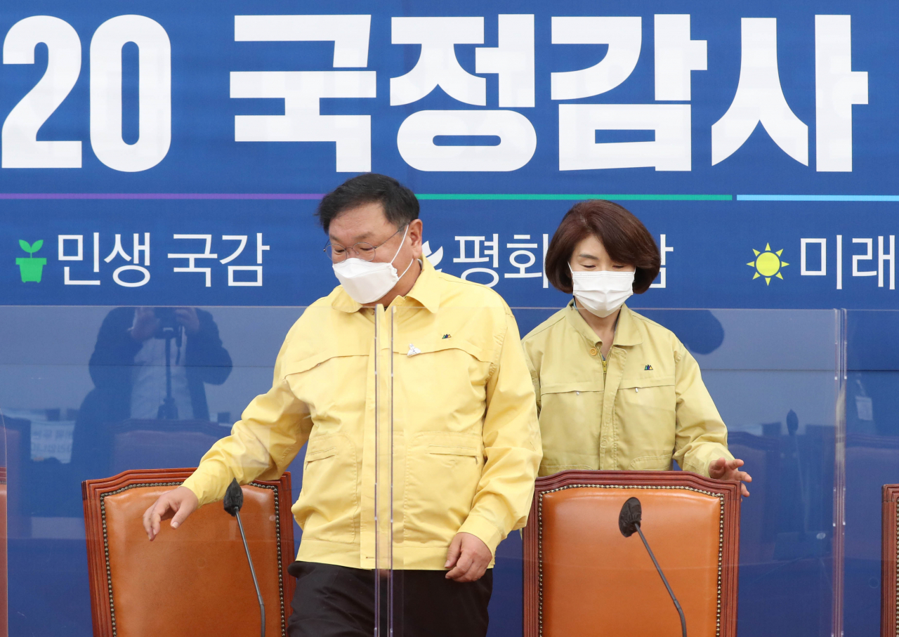 김태년 더불어민주당 원내대표와 한정애 정책위의장이 6일 오전 서울 여의도 국회에서 열린 국정감사 대책회의에 참석하고 있다. [연합]