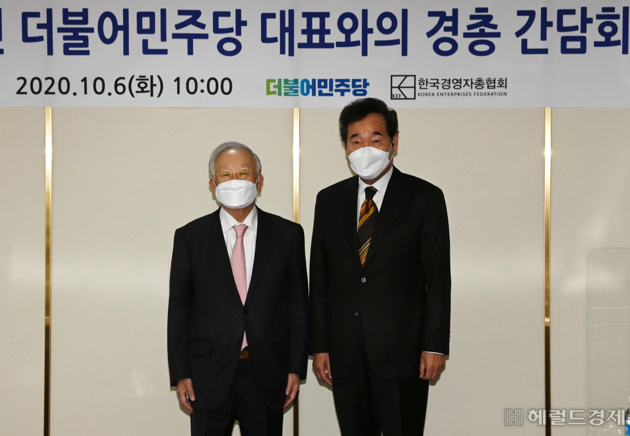 [헤럴드경제=이상섭 기자] 이낙연 더불어민주당 대표(오른쪽)와 손경식 경총 회장이 6일 오전 서울 마포구 백범로 한국경영자총협회를 방문 에서 간담회를 열기에 앞서 기념촬영을 하고 있다 babtong@heraldcorp.com