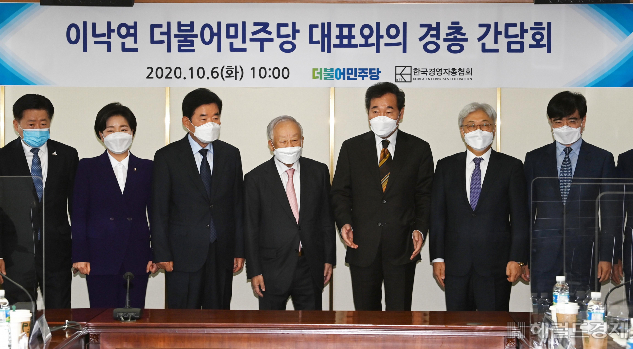 [헤럴드경제=이상섭 기자] 이낙연 더불어민주당 대표(오른쪽 세번째)와 손경식 경총 회장이 6일 오전 서울 마포구 백범로 한국경영자총협회에서 간담회를 열기에 앞서 기념촬영을 하고 있다. babtong@heraldcorp.com