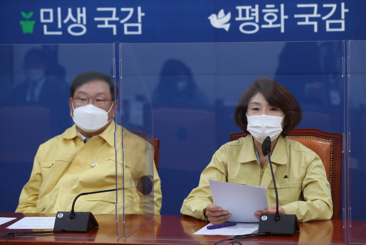 한정애 더불어민주당 정책위의장이 6일 오전 서울 여의도 국회에서 열린 국정감사 대책회의에서 발언하고 있다. [연합]
