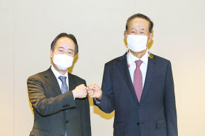 허창수(오른쪽) 전국경제인연합회 회장은 5일 코엑스인터콘티넨탈호텔에서 도미타코지 주한일본대사와 만찬간담회를 갖고 한일간 경제협력 및 기업인 출입국 간소화 방안에 대해 논의했다. [전경련 제공]