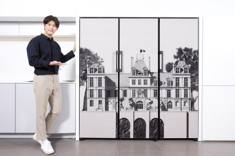 삼성전자 모델이 삼성디지털프라자 강남본점에서 프랑스 유명 일러스트레이터 티보 에렘의 ‘퐁텐블로 성’도어 패널 디자인이 적용된 비스포크(BESPOKE) 냉장고 신제품을 소개하고 있다. [삼성전자 제공]
