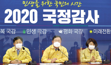김태년 더불어민주당 원내대표가 6일 오전 서울 여의도 국회에서 열린 국정감사 대책회의에서 모두 발언을 하고 있다. 이상섭 기자