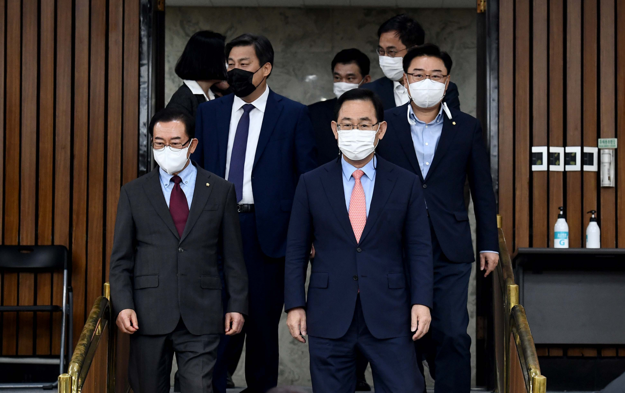 주호영 국민의힘 원내대표가 6일 국회에서 열린 국정감사 사전대책회의에 입장하고 있다. [연합]