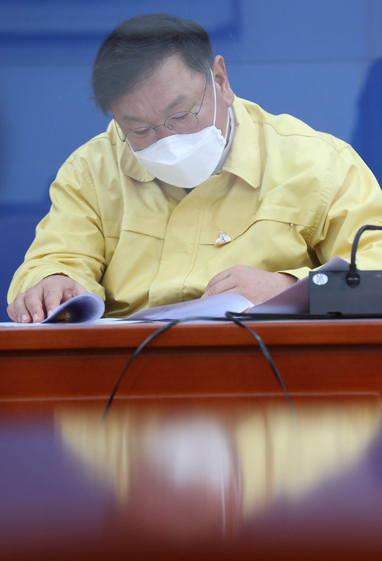 더불어민주당 김태년 원내대표가 6일 오전 서울 여의도 국회에서 열린 국정감사 대책회의에참석, 자료를 보고 있다. [연합]
