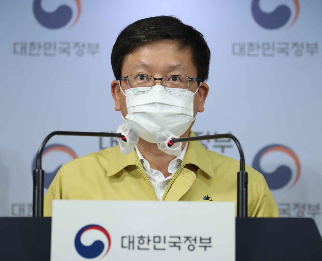 임서정 고용노동부 차관이 6일 정부서울청사에서 필수노동자 안전 및 보호강화에 관한 브리핑을 하고 있다. [연합]
