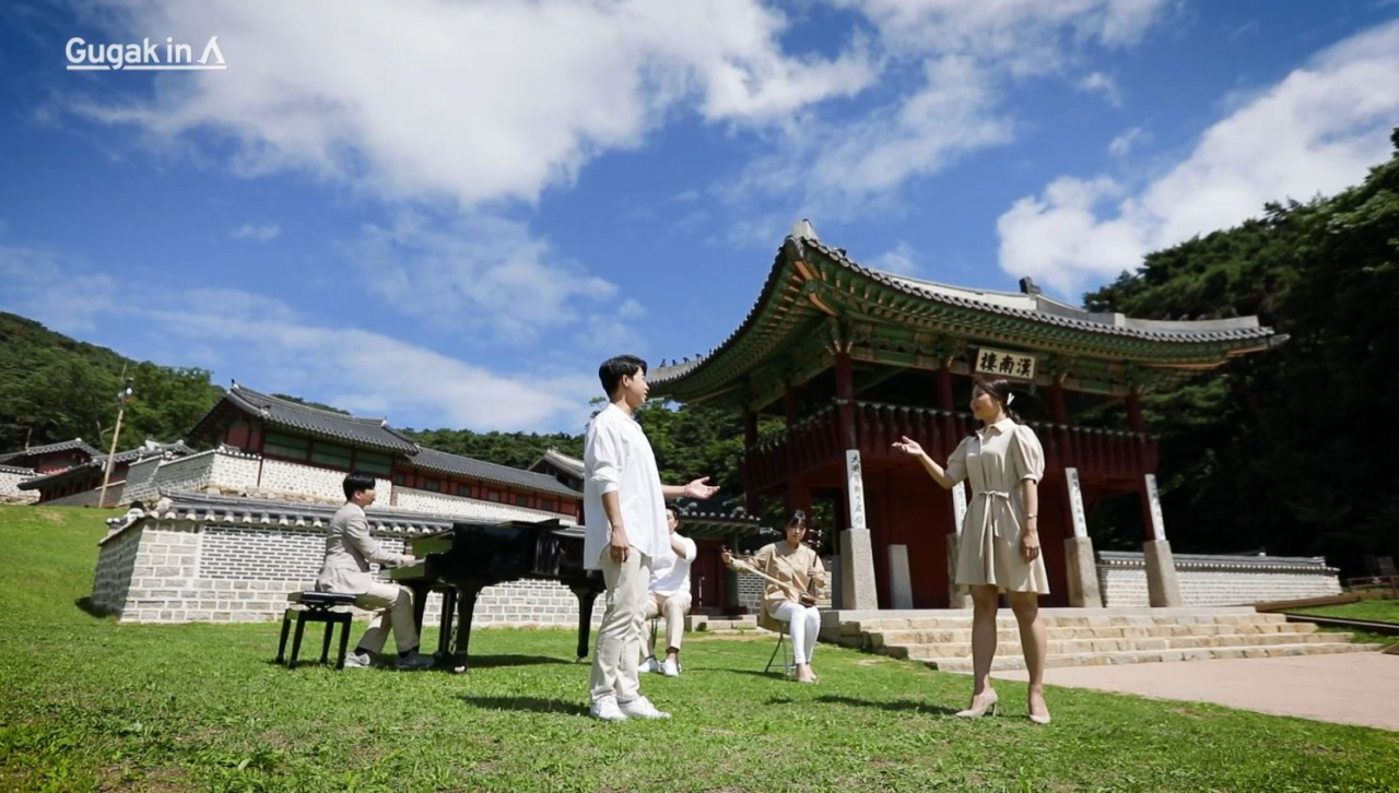 국립국악원은 국악인 스무 팀과 함께 특별한 뮤직비디오를 제작했다. 코로나19로 공연 기회를 잃고, 경제적 어려움을 겪는 전통공연 예술가들을 지원하는 프로젝트(‘Gugak in(人)’)다. [국립국악원 제공]