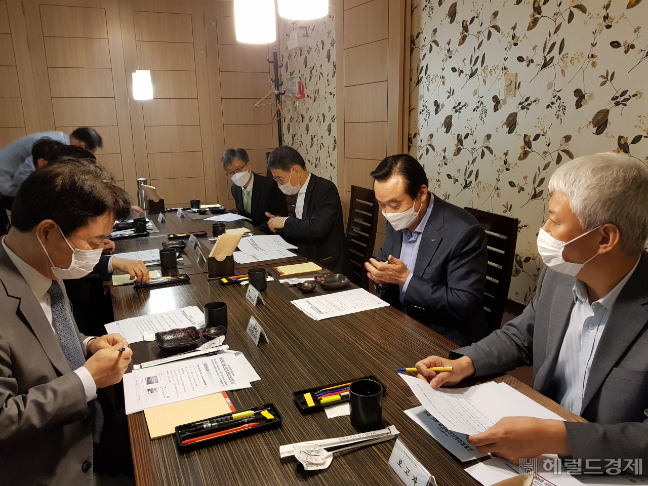 지난 5일 서울역에서 6개 도시철도 운영기관 대표들이 모여 긴급회의를 하고 있다. [서울교통공사 제공]