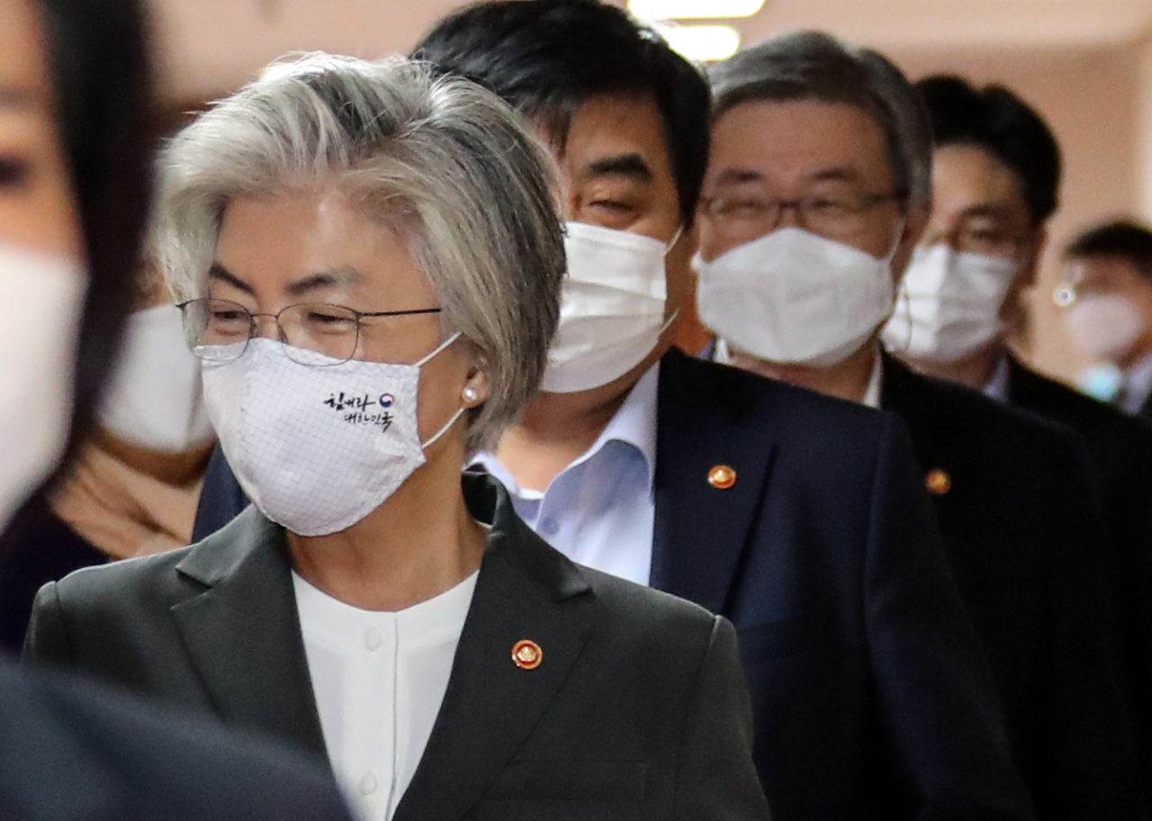 강경화 외교부 장관이 6일 오전 정부서울청사에서 열린 영상국무회의에 참석하기 위해 입장하고 있다. [연합]