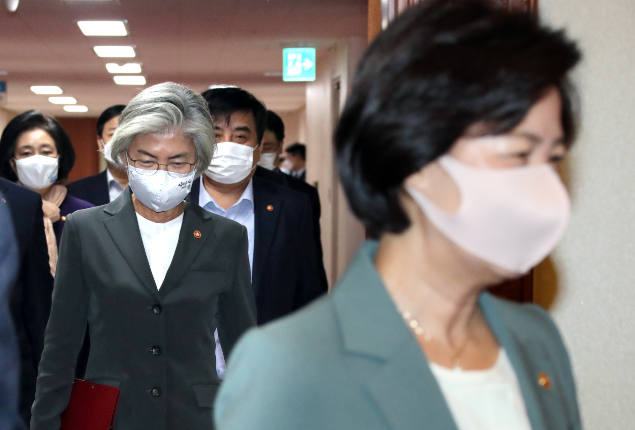 Minister of Justice Choo Mi-ae (right) and Minister of Foreign Affairs Kang Kyung-wha head to the Cabinet meeting on Tuesday. Yonhap
