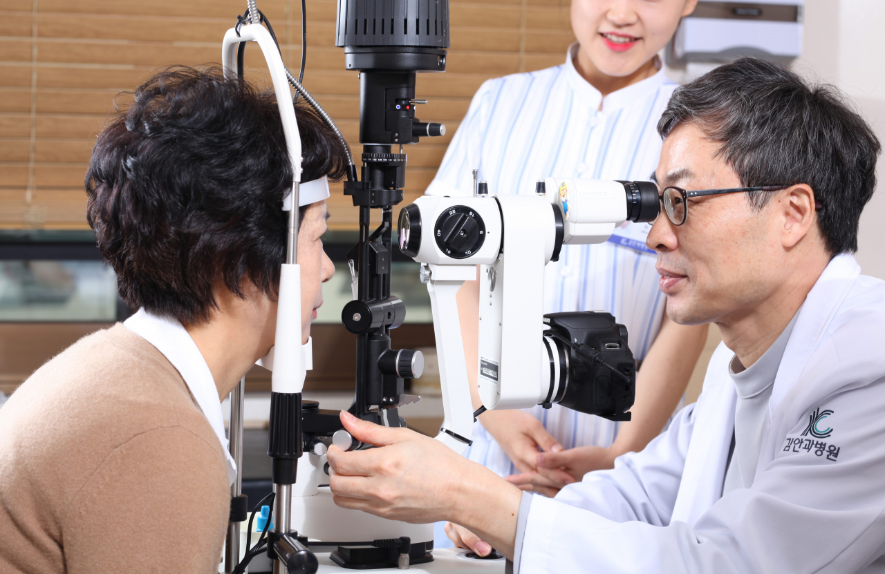 김안과병원 장재우 원장이 세극등현미경을 이용하여 환자의 눈 상태를 살펴보고 있다
