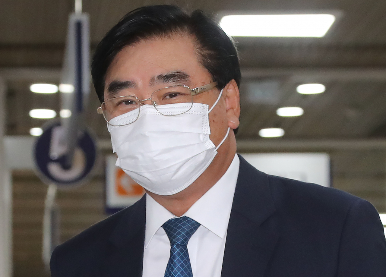 천안함 좌초설을 주장한 혐의로 기소된 신상철 전 민군합동조사단 위원이 6일 오후 서초구 서울고등법원에서 열린 항소심 선고공판에 출석하고 있다. [연합]
