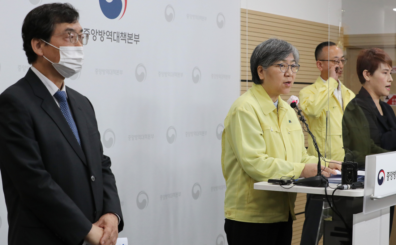 정은경 중앙방역대책본부장(질병관리청장)이 6일 오후 충북 청주시 질병관리청에서 인플루엔자(독감) 백신관련 품질검사 및 현장 조사 결과를 설명한 뒤 취재진의 질문에 답변하고 있다. 연합뉴스
