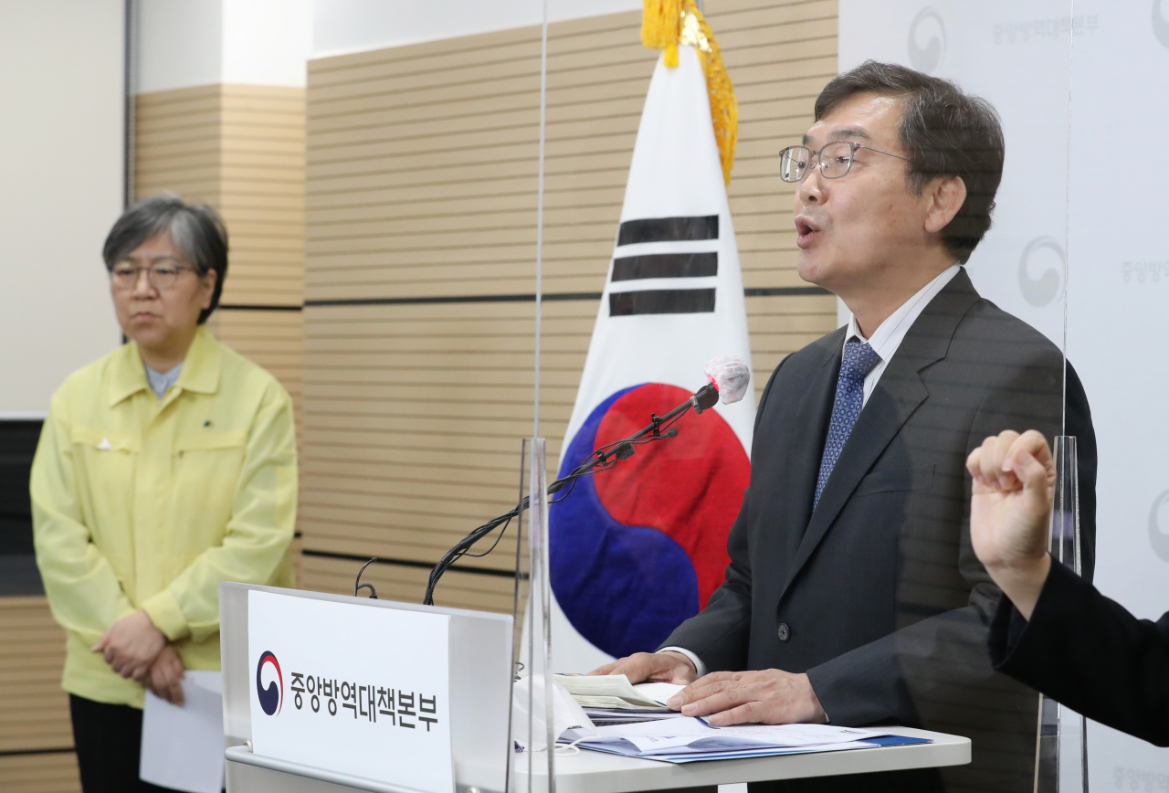 성백린 연세대 생명공학과 교수가 6일 오후 충북 청주시 질병관리청에서 독감 백신관련 품질검사 및 현장 조사 결과를 설명한 뒤 이어진 취재진의 질문에 답변하고 있다. 왼쪽은 정은경 질병관리청장.[연합]