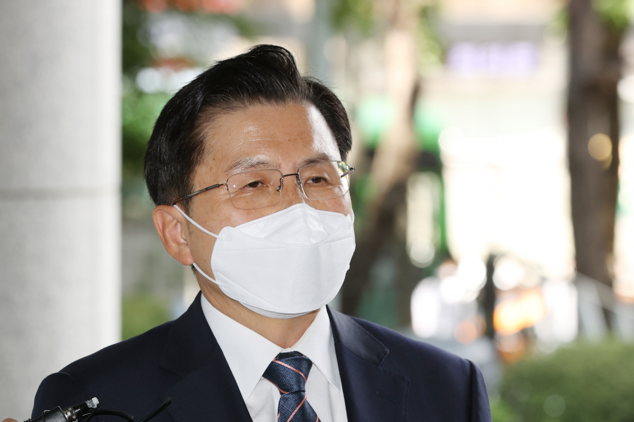 황교안 전 미래통합당(현 국민의힘) 대표가 지난해 10월21일 오후 서울 양천구 남부지법에서 열린 첫 공판에 출석하기 앞서 취재진의 질문에 답하고 있다. [연합]