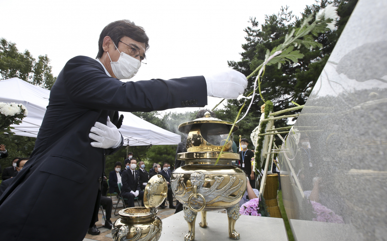 지난 8월 18일 오전 국립서울현충원에서 열린 고 김대중 전 대통령 서거 11주기 추도식에서 유시민 노무현재단 이사장이 헌화·분향하고 있다.[연합]