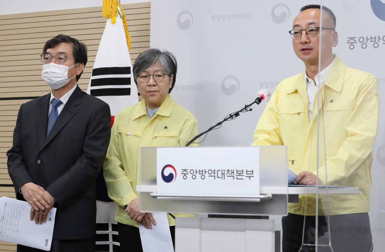 김상봉 식품의약품안전처 바이오생약국장이 6일 오후 충북 청주시 질병관리청에서 인플루엔자(독감) 백신관련 품질검사 및 현장 조사 결과를 설명한 뒤 이어진 취재진의 질문에 답변하고 있다. 왼쪽부터 성백린 연세대 생명공학과 교수, 정은경 질병관리청장, 김상봉 식품의약품안전처 바이오생약국장.[연합]