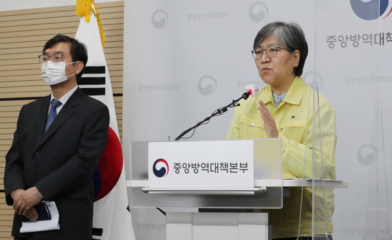 정은경 중앙방역대책본부장(질병관리청장)이 6일 오후 충북 청주시 질병관리청에서 인플루엔자(독감) 백신관련 품질검사 및 현장 조사 결과를 설명한 뒤 취재진의 질문에 답변하고 있다.[연합]