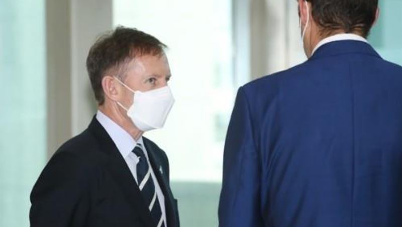 New Zealand Ambassador to South Korea Philip Turner enters the foreign ministry in Seoul on Aug. 3, 2020, after holding talks with a ministry official on sexual abuse allegations involving a South Korean diplomat who was stationed in New Zealand. (Yonhap)