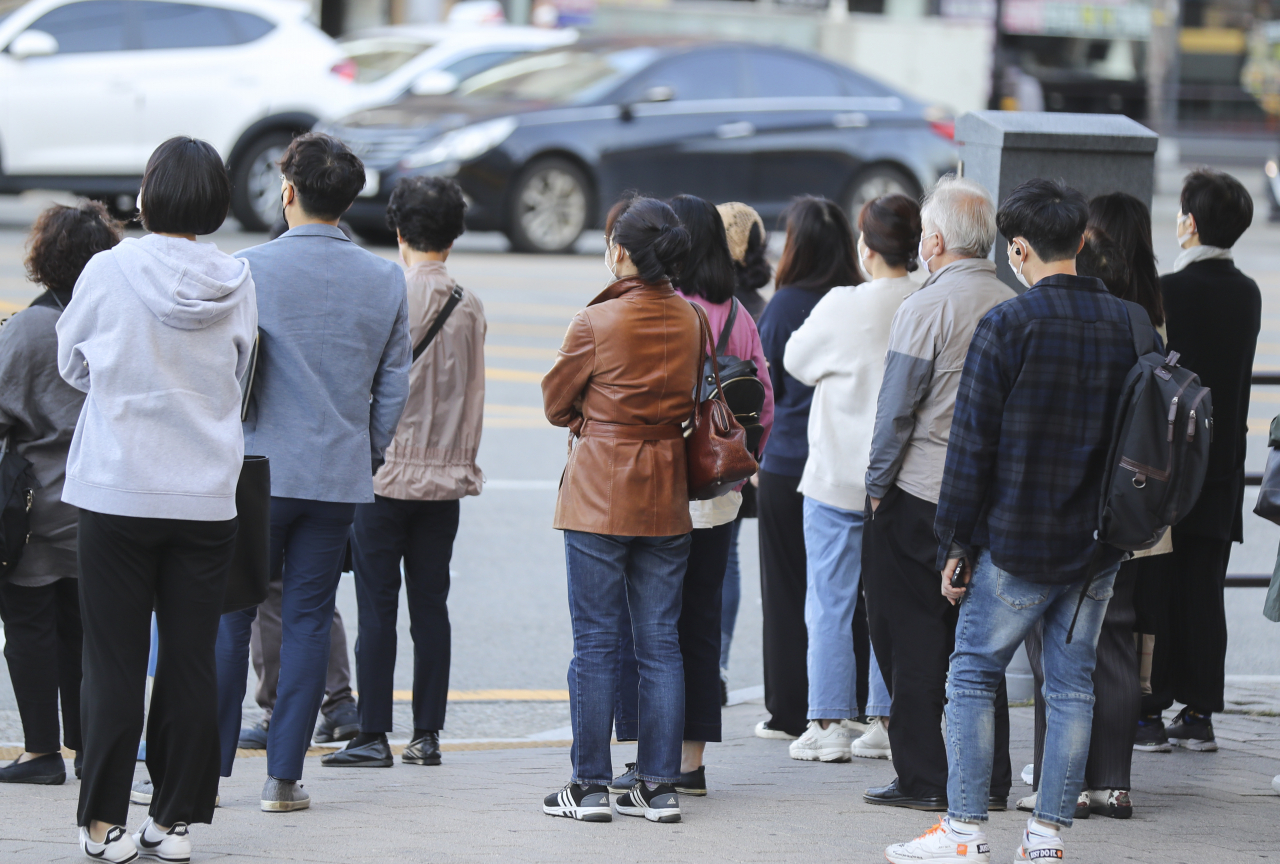 추석 연휴가 끝나고 기온이 떨어져 쌀쌀한 날씨를 보인 지난 5일 오전 부산 도시철도 동래역 앞 횡단보도에서 출근길 시민들이 신호를 기다리고 있다. [연합]