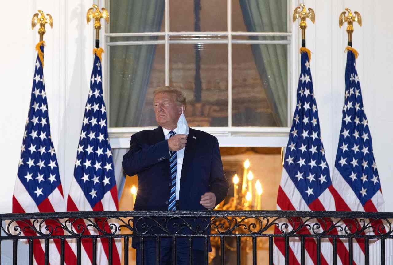 US President Donald Trump removes his mask upon return to the White House from Walter Reed National Military Medical Center on Oct. 5, 2020 in Washington, DC. Trump spent three days hospitalized for coronavirus. (AFP-Yonhap)